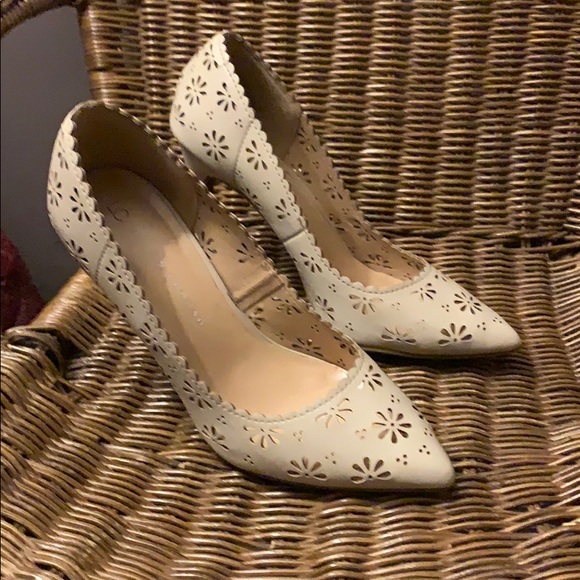 LC Lauren Conrad Shoes - Lauren Conrad Cream Vegan Leather Cut Heels Sz 9